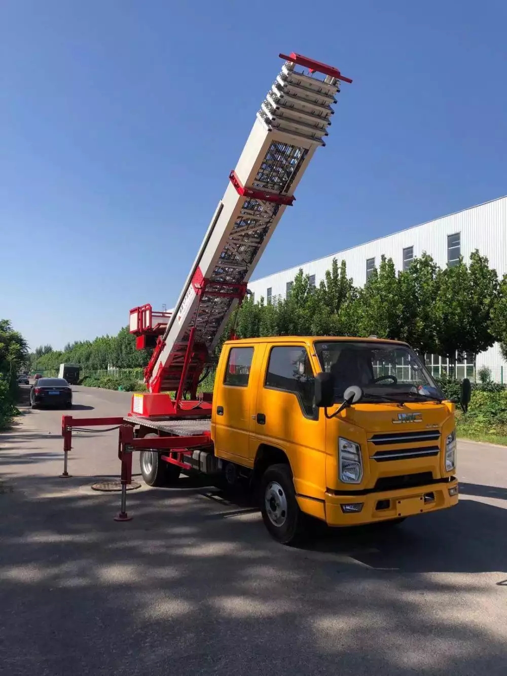 廊坊安次附近的云梯车出租服务：轻松解决高空作业需求