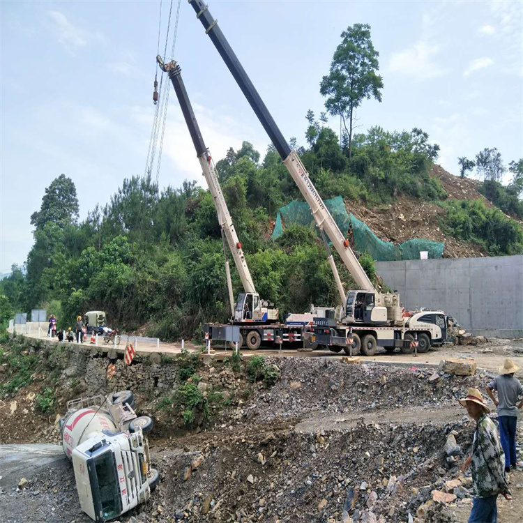 廊坊安次汽车掉沟里叫吊车救援要多少钱
